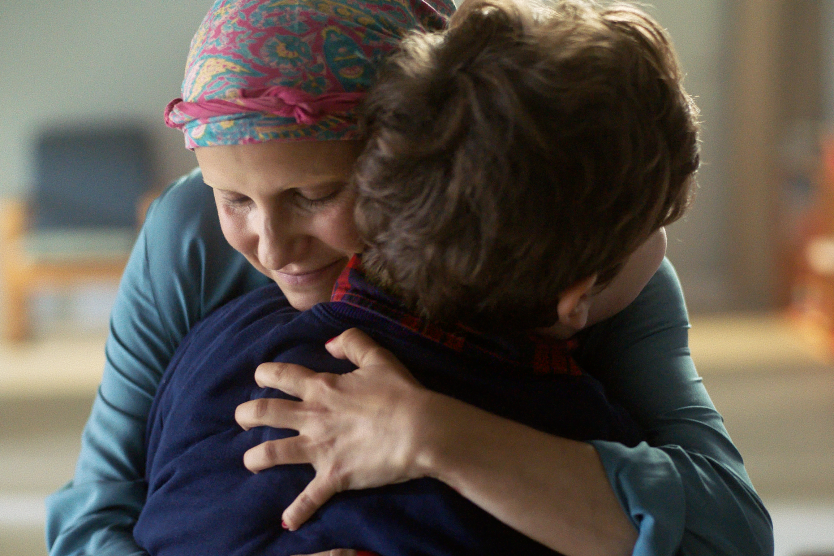 Syg mor krammer sin søn