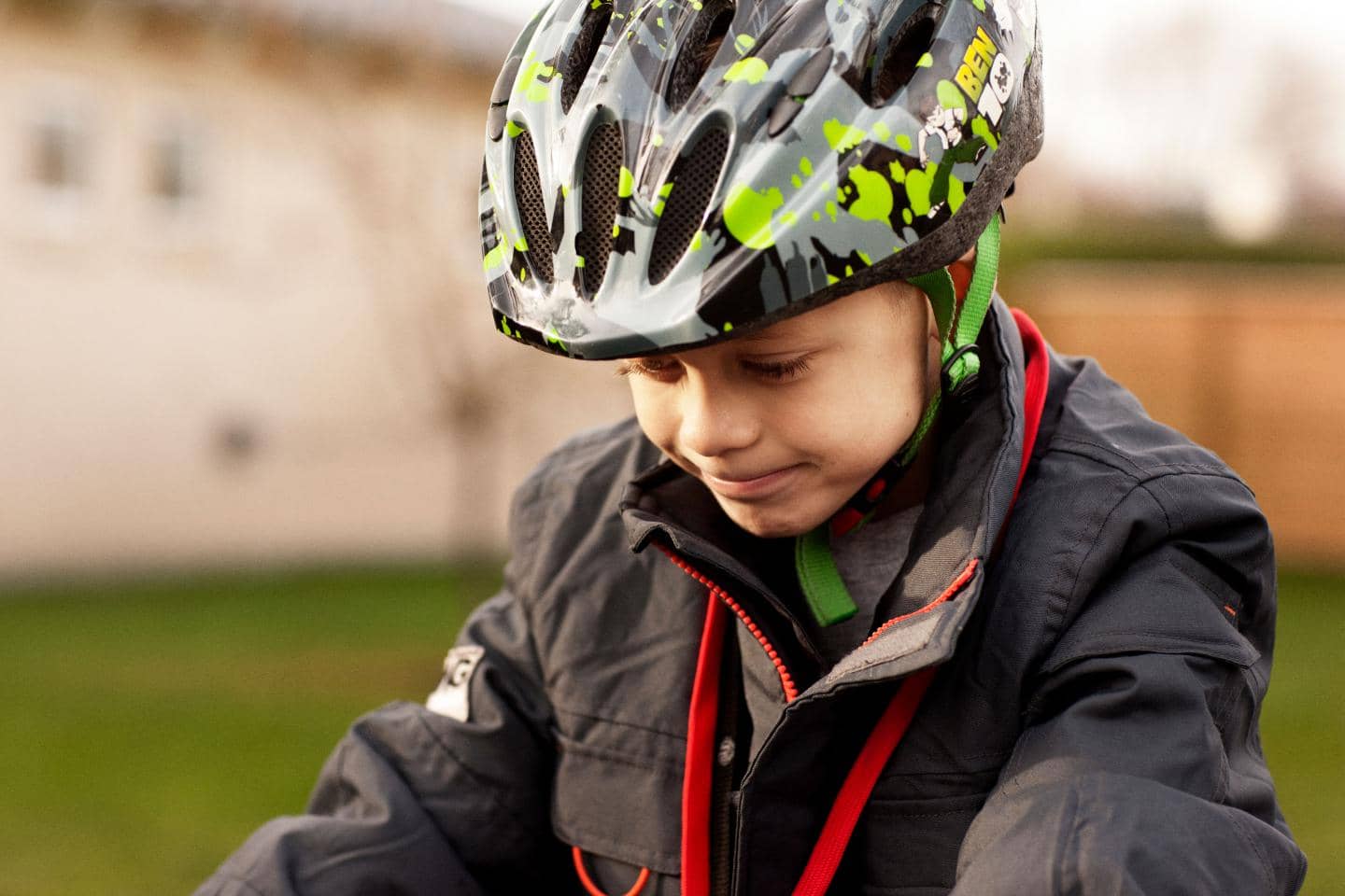 Dreng med cykelhjelm, reflekser og pangfarver gør ham tryg i trafikken