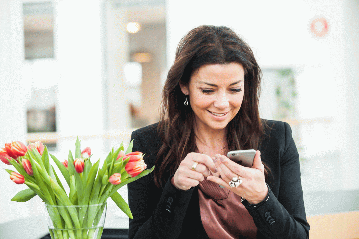 Bonus i tryg - kvinde tjekker sin bonus på sin mobil