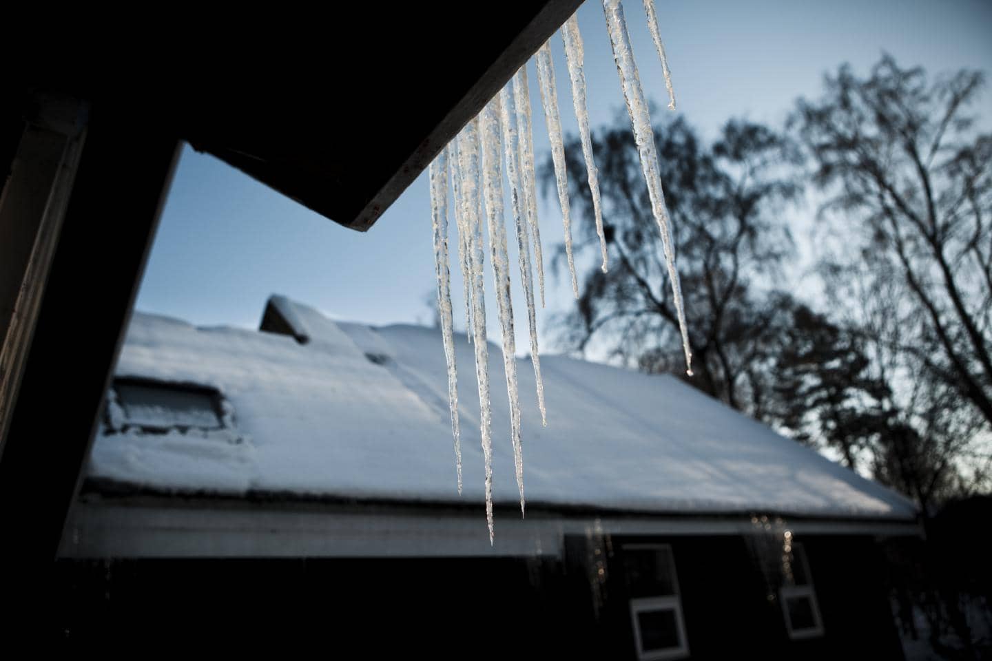 vinterklar hus - her ser du et hus der har både is og sne på taget - vi giver gode råd til at undgå frostskader og andre skader på grund af vintervejret