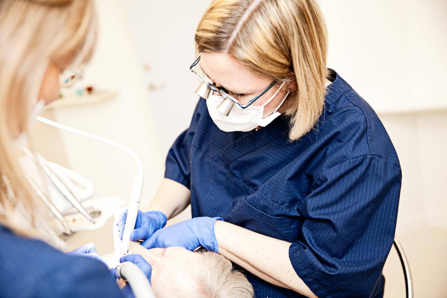 Tandforsikring, tandlæge foretager tandtjek