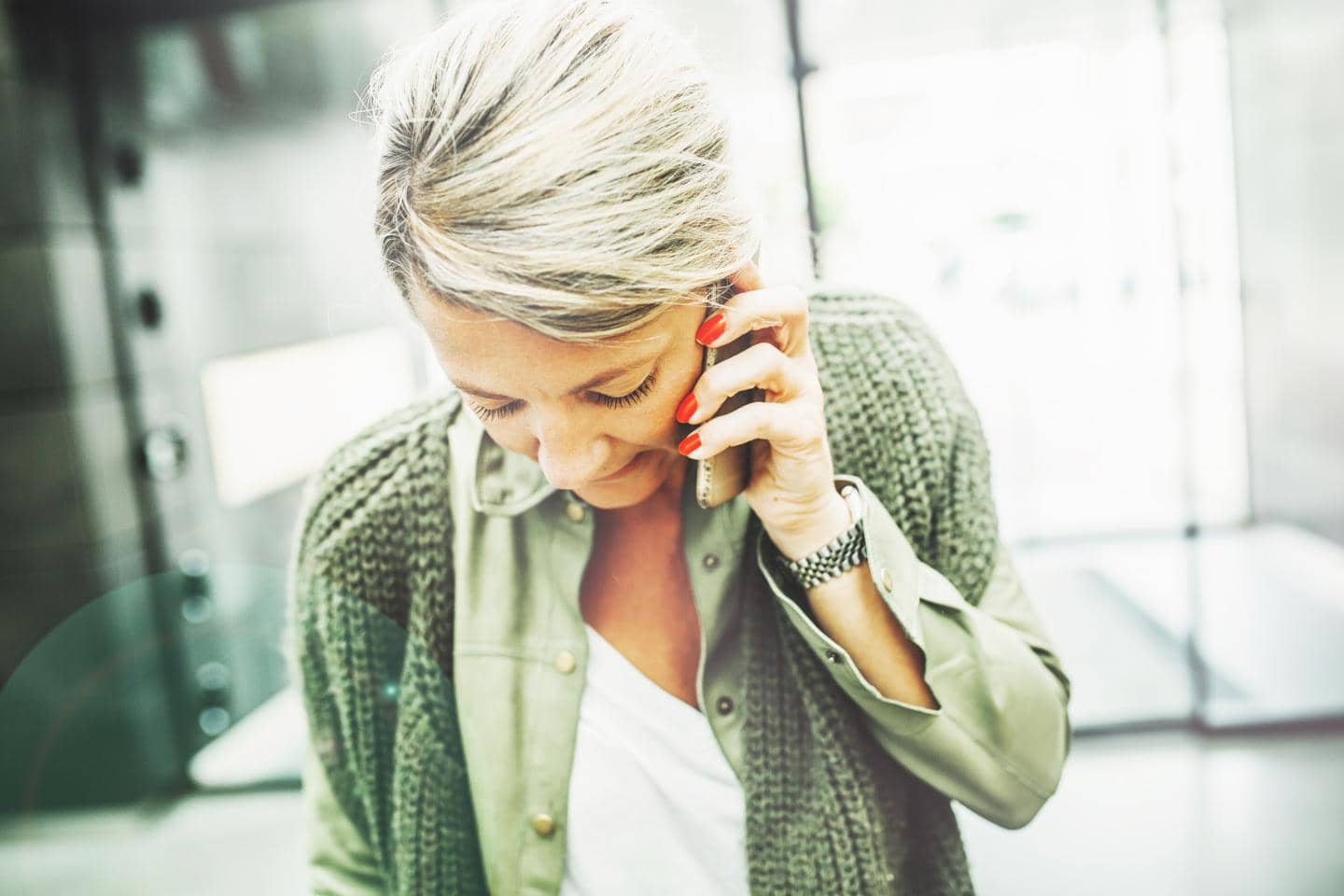 Kvinde snakker i telefon - Tryg Pårørende