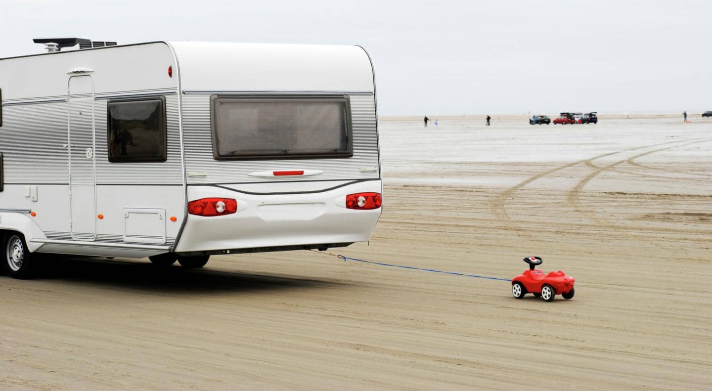Hvid campingvogn på strand