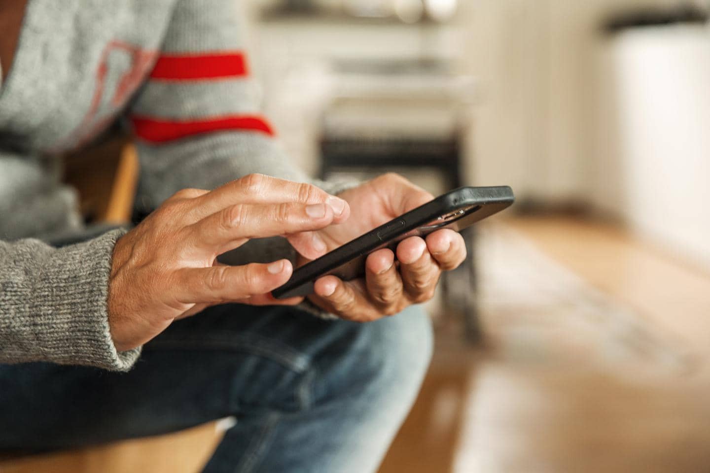 Fingre taster på en mobiltelefon