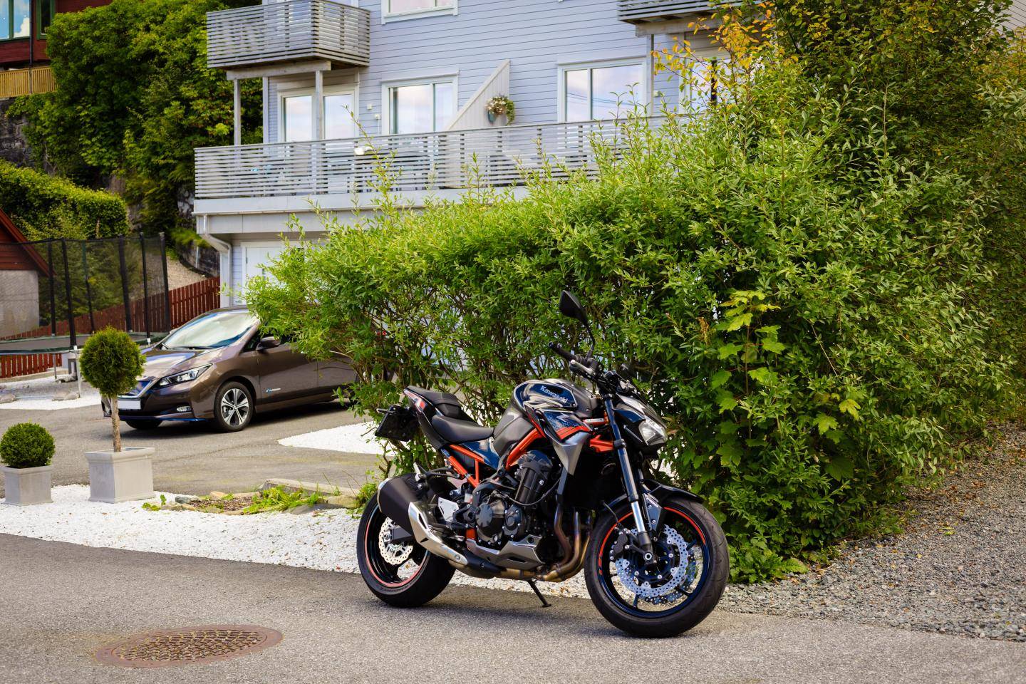 Motorcykel står på siden af vejen
