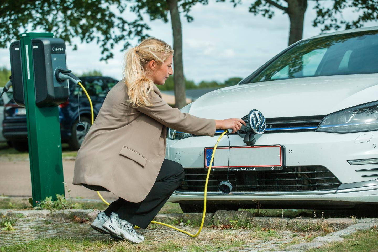 Kvinde med elbil