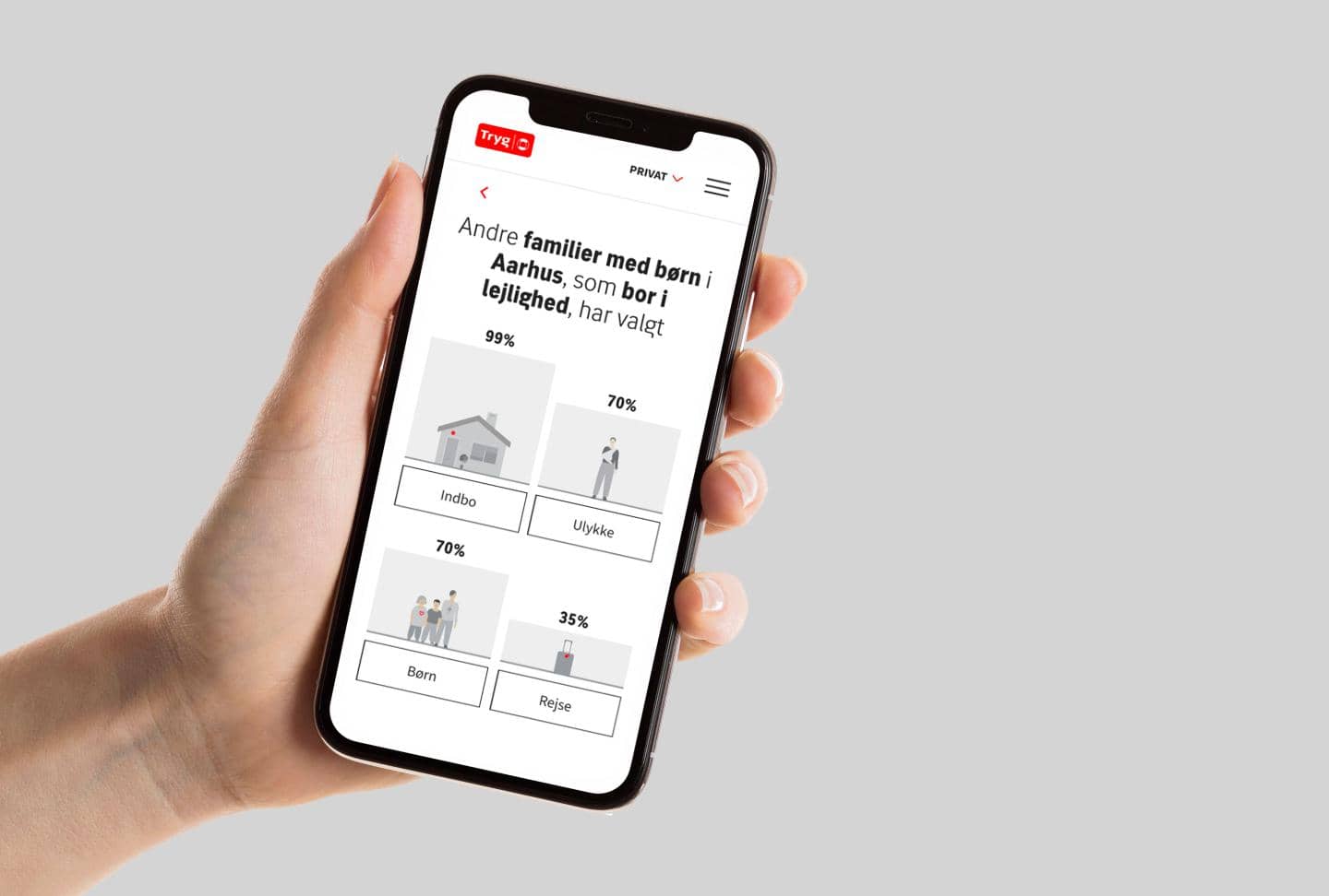 Hånd holder telefon, der viser et eksempel på Tryg Guiden