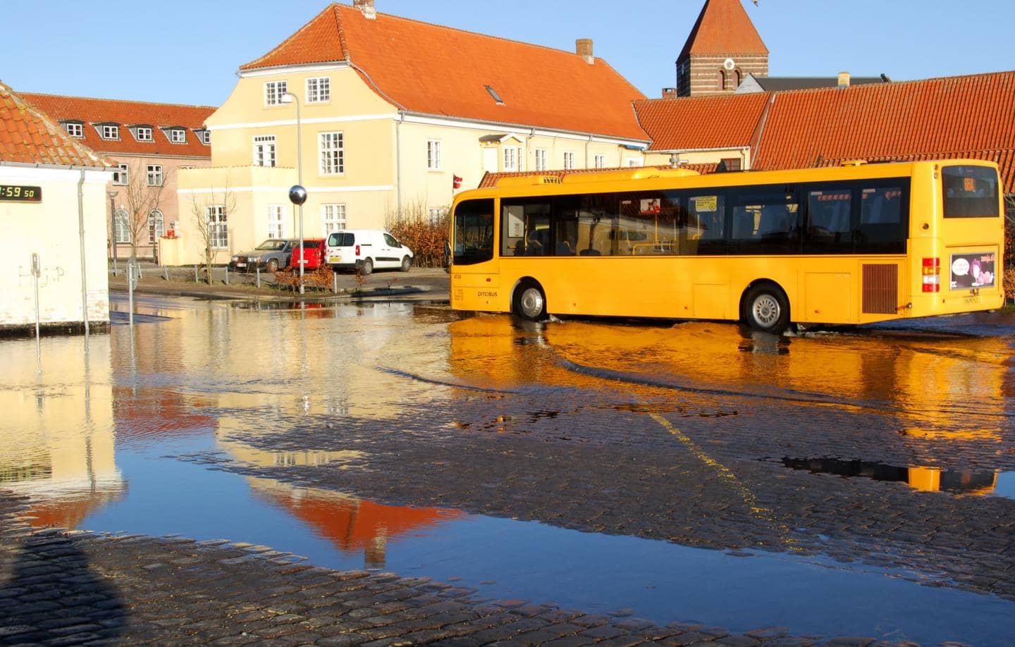 Busforsikring, bus kører på oversømmet vej